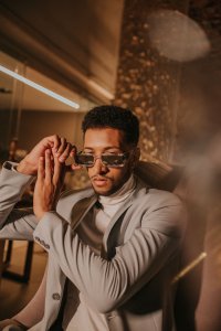 ਪੁਰਸ਼ਾਂ ਲਈ ਪ੍ਰੇਰਿਤ ਫੁੱਲ-ਰਿਮ ਓਵਰਸਾਈਜ਼ਡ ਸਨਗਲਾਸ